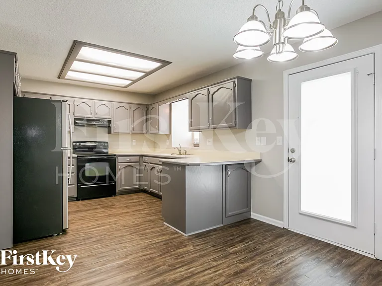 1529 NE Auburn Dr — Photo 7