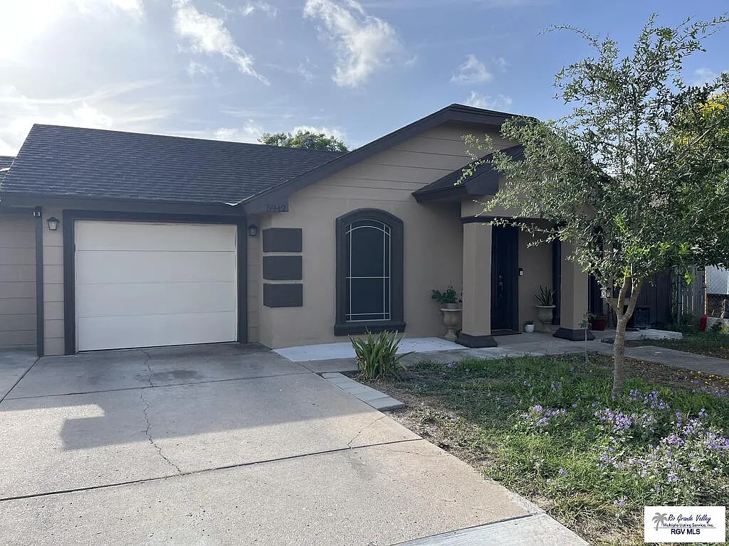3 bed, 1.5 bath, 988 sqft, $1,600 — Photo 1