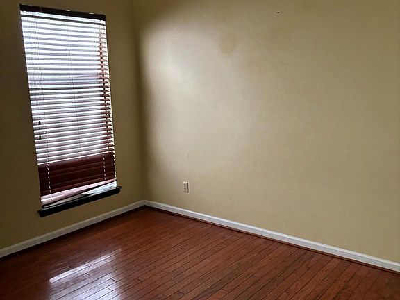 3rd image of 515 Essex Ct