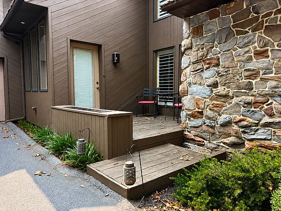 2nd image of 133 E Woods Dr