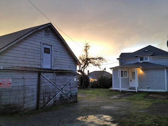 Back yard w/ barn