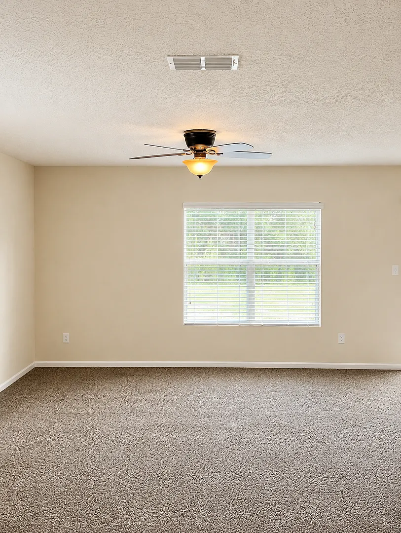 4/2 with Amenity access! — Photo 3