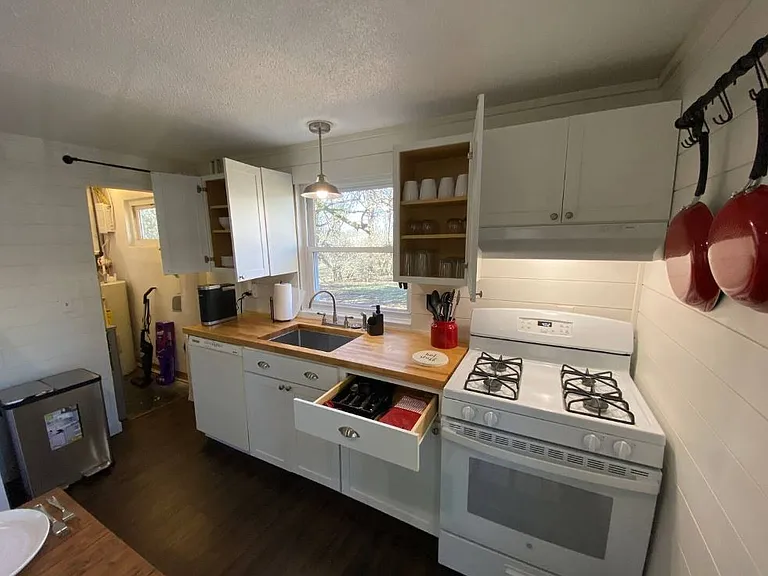 1631 S Huntington Dr — Photo 3
