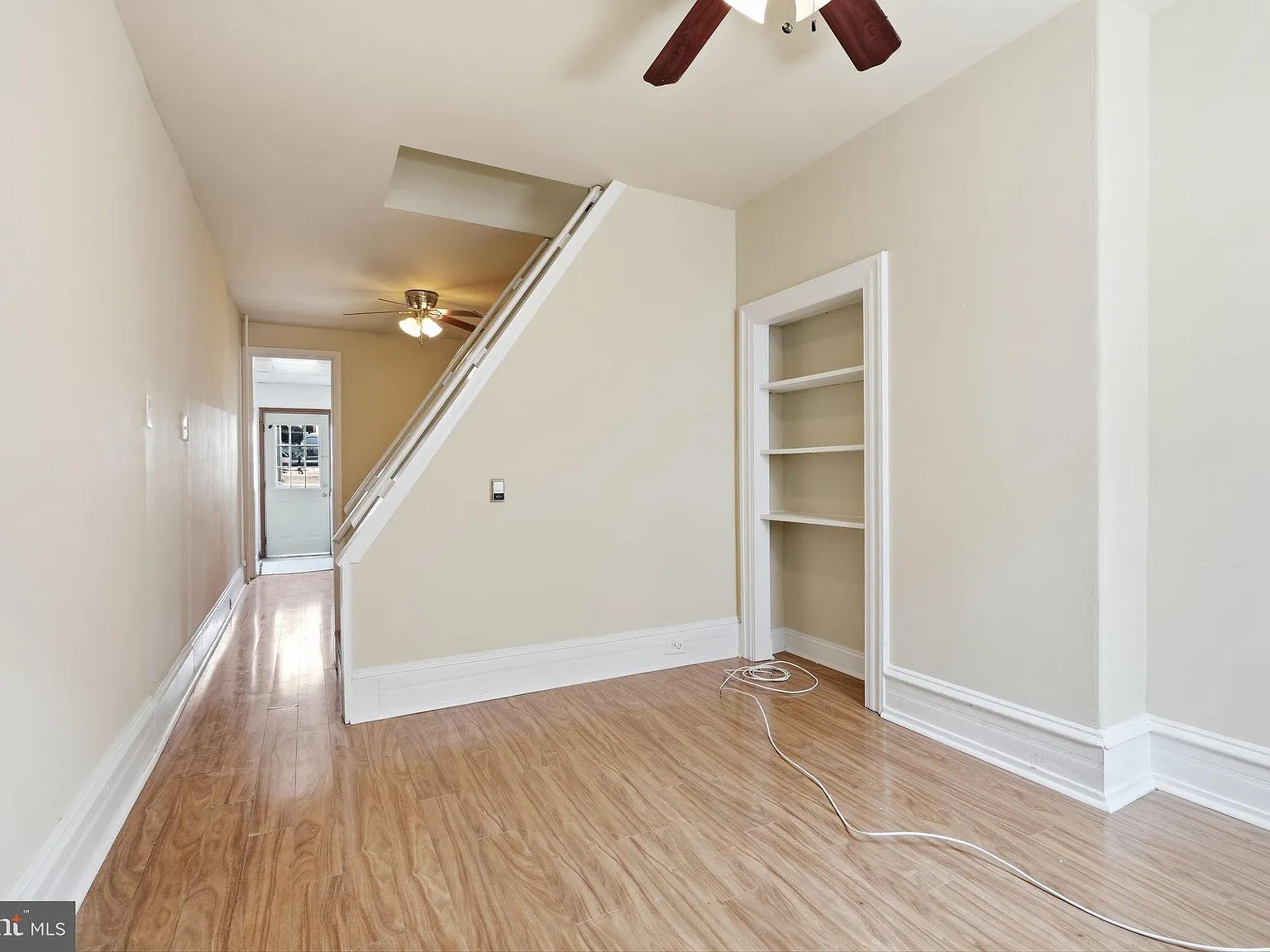 3 bed, 1.0 bath, 924 sqft, $1,950 — Photo 4