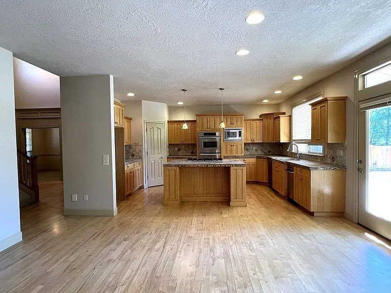 811 E Knoll Ct — Photo 11