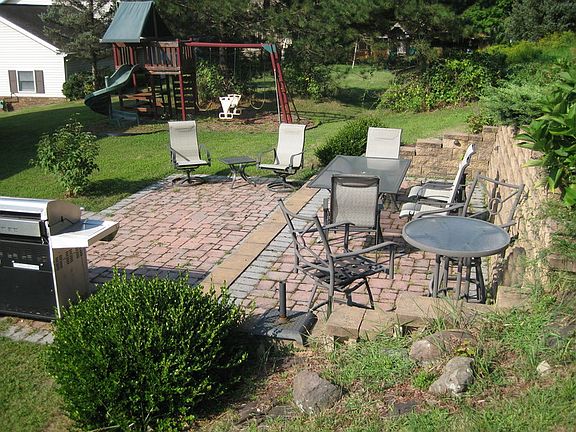 Paver patio : A beautiful area to relax with family and friends.