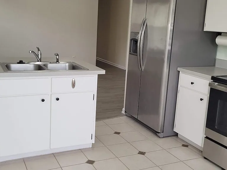 2120 Justin Ave — Photo 5
