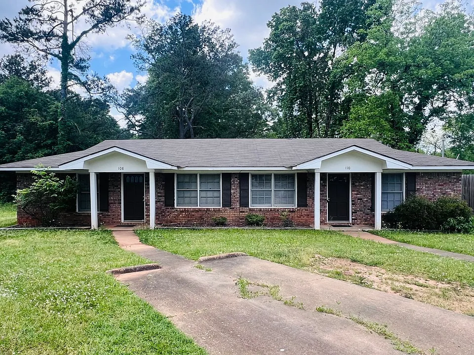 108-110 Lacosta Cir