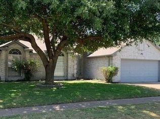 902 Busby Dr, Cedar Hill, TX 75104