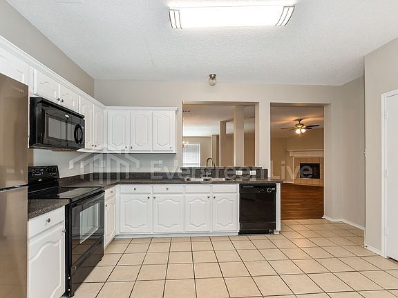 2nd image of 829 Horseshoe Ct