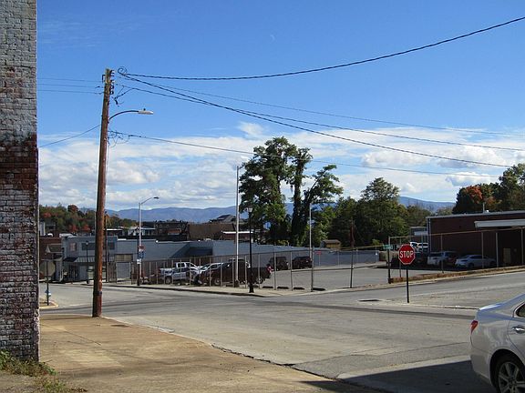 4th image of 310 W Depot St