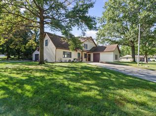 1801 Lake Shore Dr, Mahomet, IL 61853