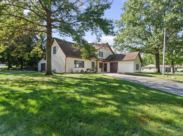 1801 Lake Shore Dr, Mahomet, IL 61853