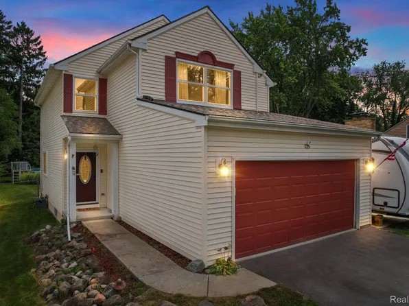 225 Exmoor Rd, Waterford, MI 48328
