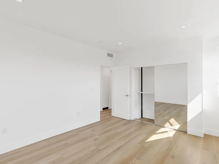 8355 Blackburn Ave — Photo 10
