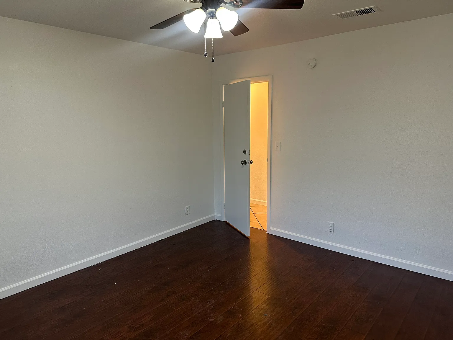 3 bed, 1250 sqft, $2,100 — Photo 4