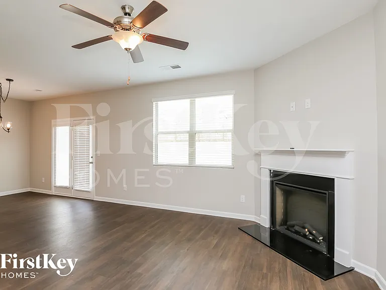 2102 Massey Ln — Photo 2