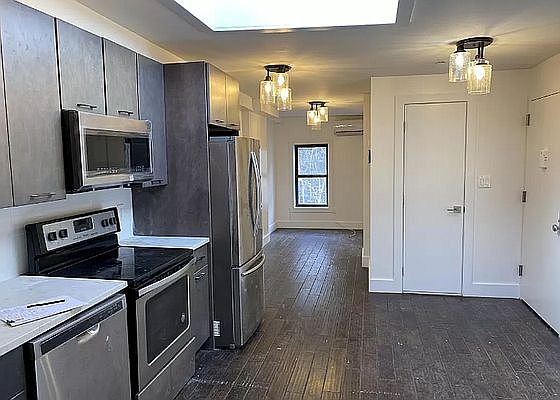 2nd image of 812 Quincy St #4