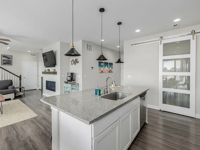 10406 Akron St — Photo 13