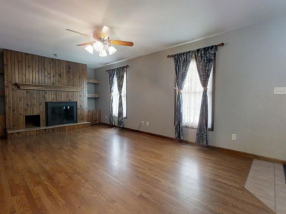 4th image of 604 Western Hills Dr