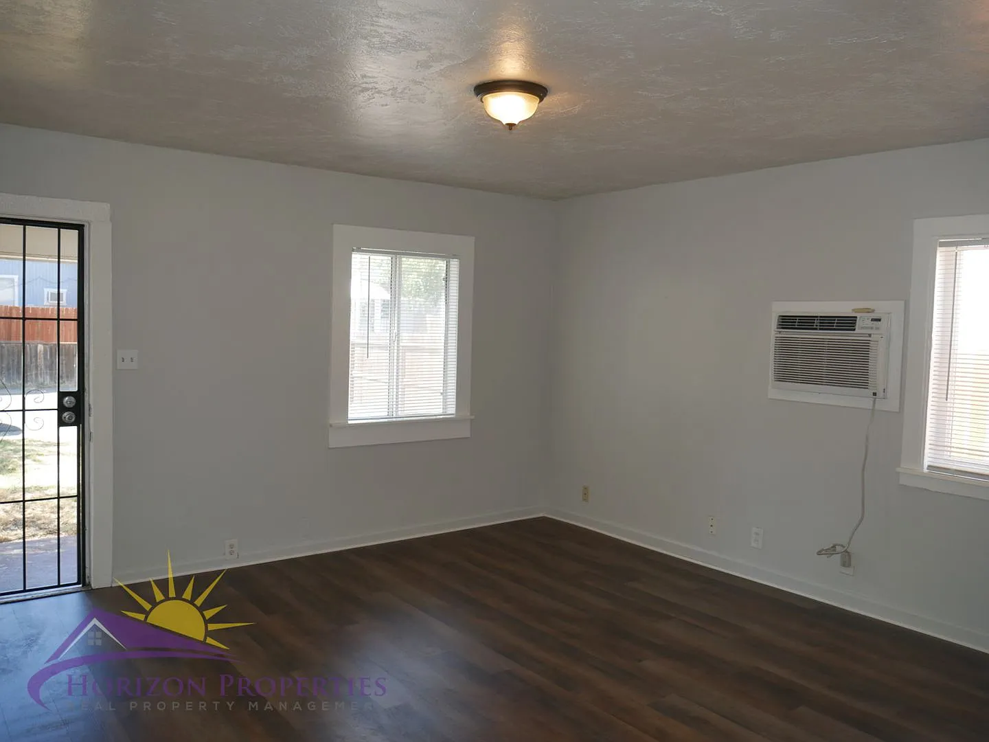 Cozy 2 Bed 1 Bath 728qft single family home in Oak Park — Photo 4