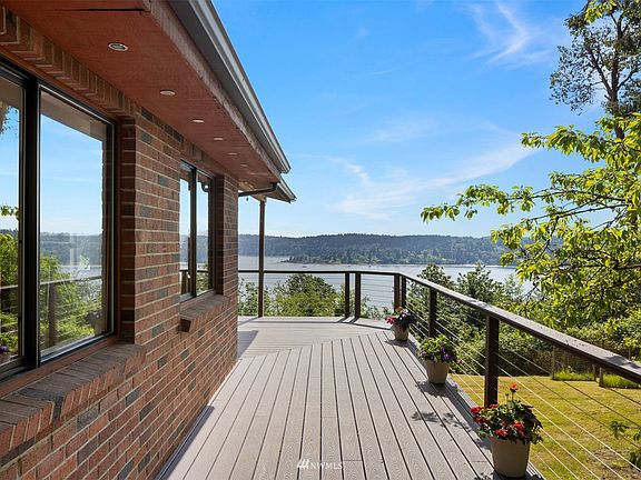 This serene view welcomes you home every day.>