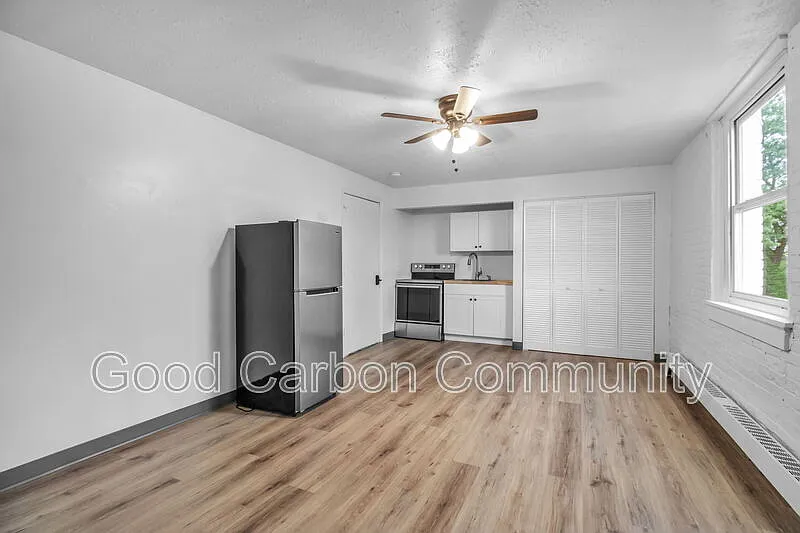 Studio, 1.0 bath, 300 sqft, $815 — Photo 2
