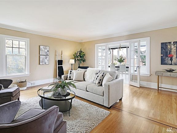Entertainment Sized Living Room 