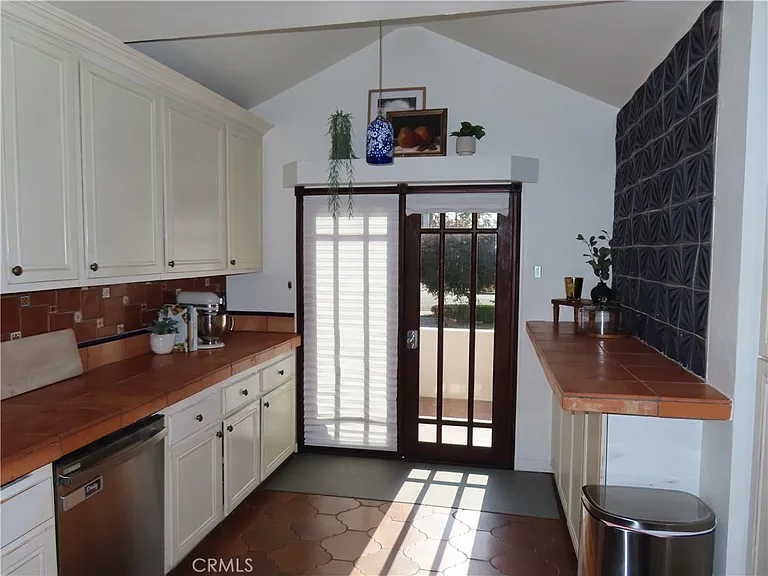 2421 French St — Photo 8