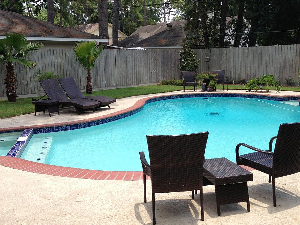 Nice and private back yard 