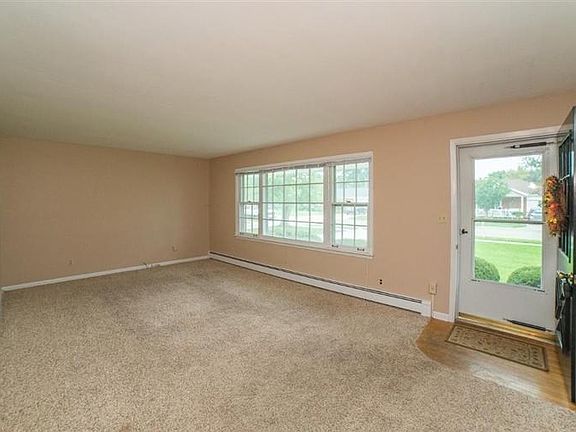 5th image of 90 Roselawn Dr