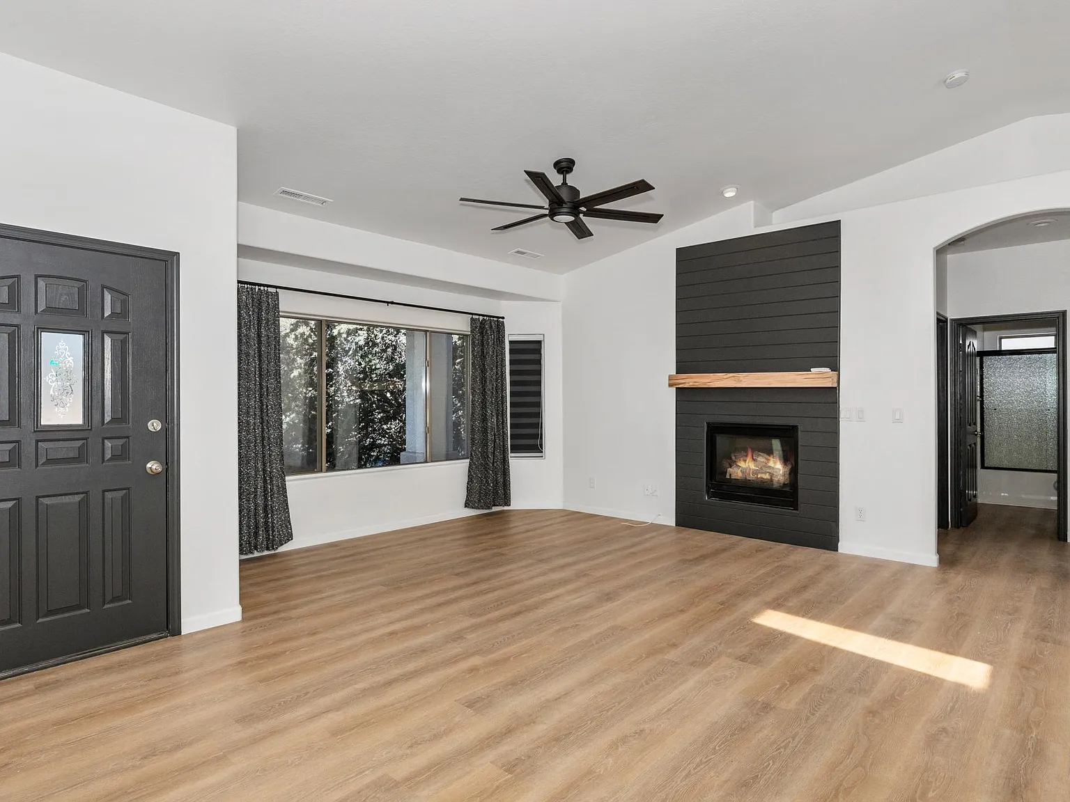3 bed, 1460 sqft, $2,300 — Photo 3