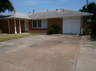 7013 Poplar Dr, Galveston, TX 77551