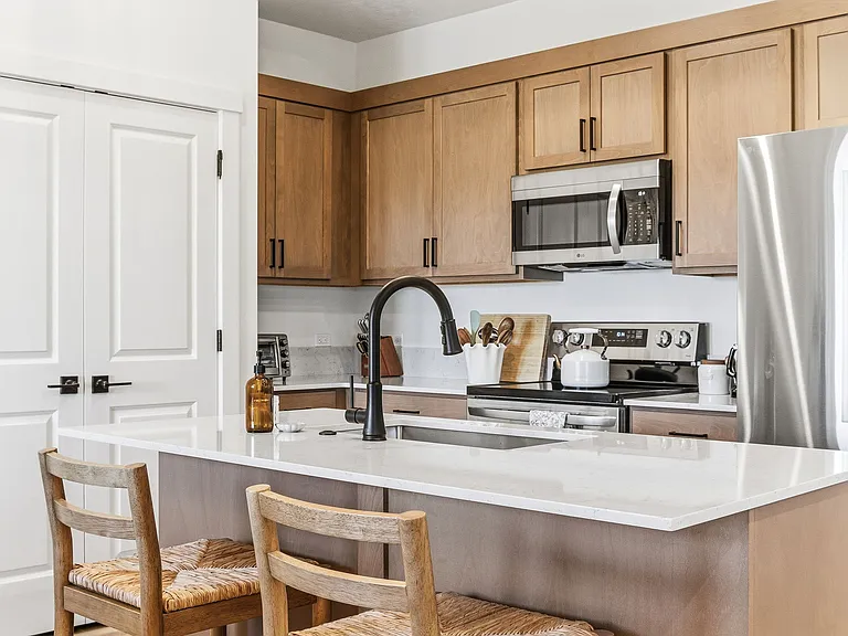 305 E Chevy Dr — Photo 8