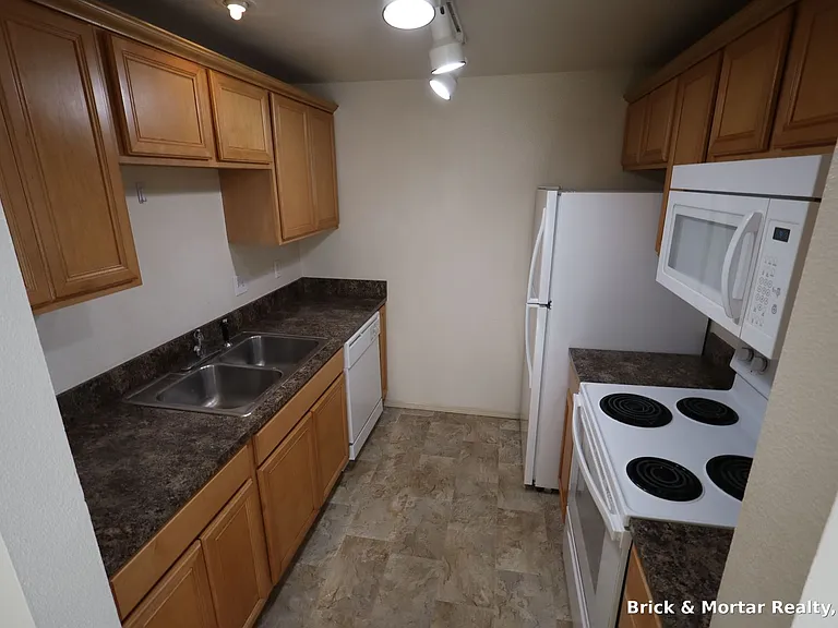 973 E Jefferson St #1-20 — Photo 4