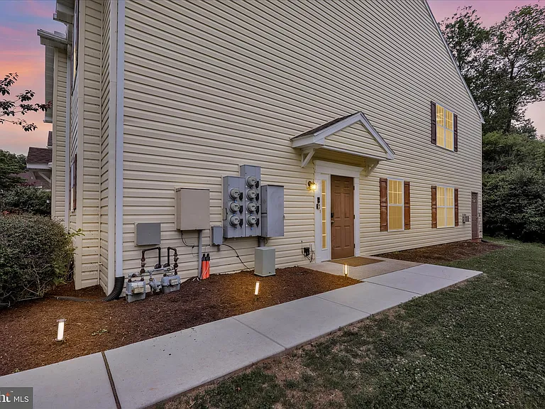 182 Christine Dr — Photo 3