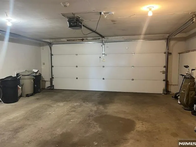 100 Lakeview Dr — Photo 8