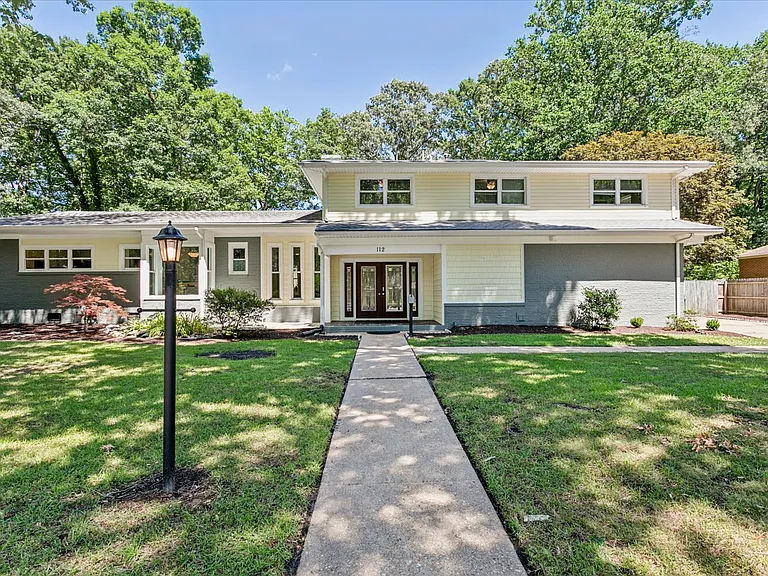 112 Leslie Dr — Photo 1