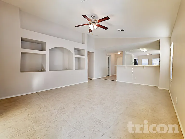 16189 W Mauna Loa Ln — Photo 2