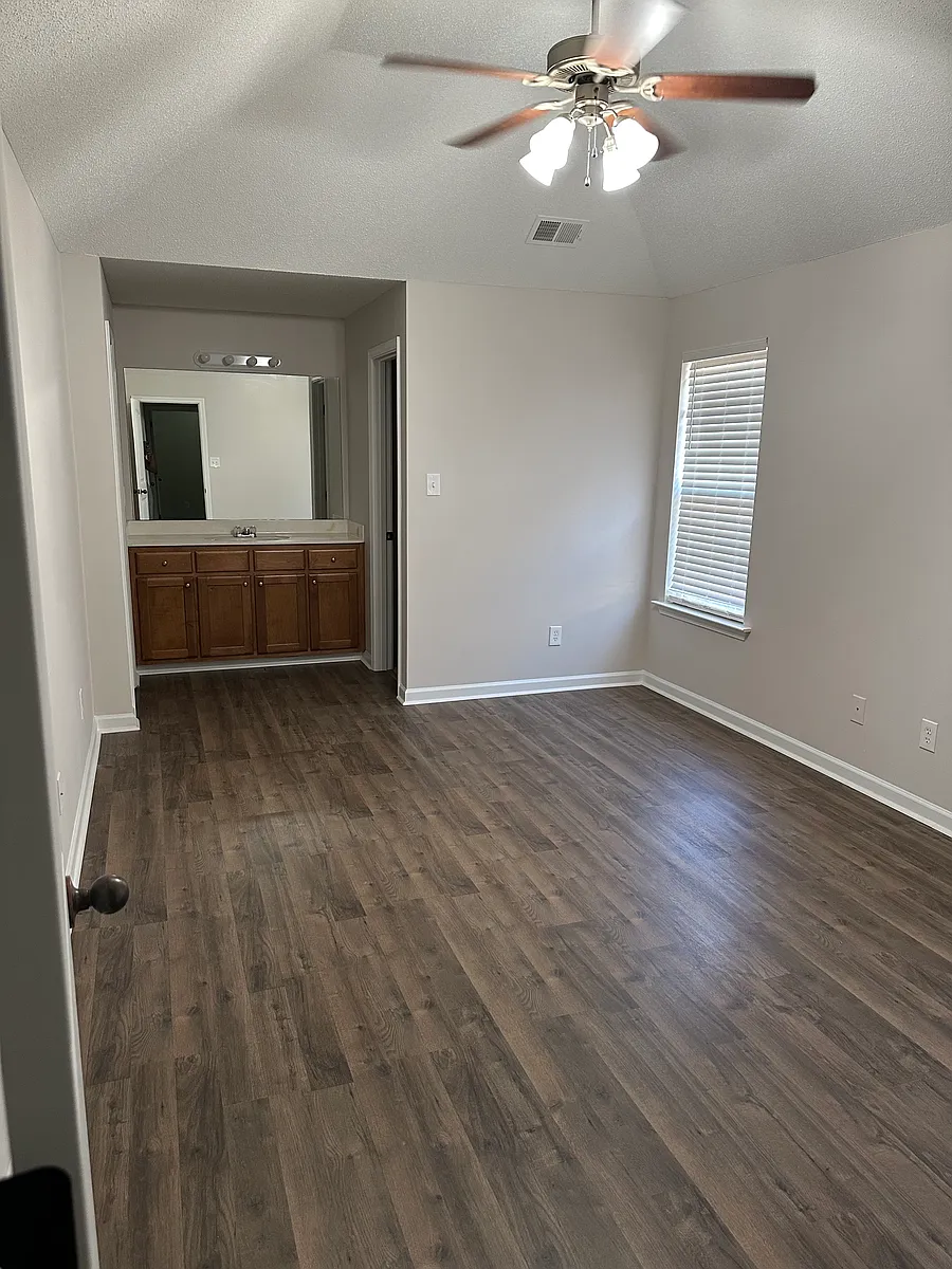 Building Photo - 10437 Redmond Cir N