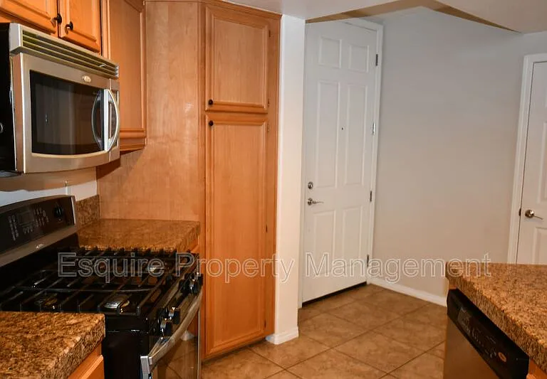 243 Riverdale Ct #404 — Photo 5