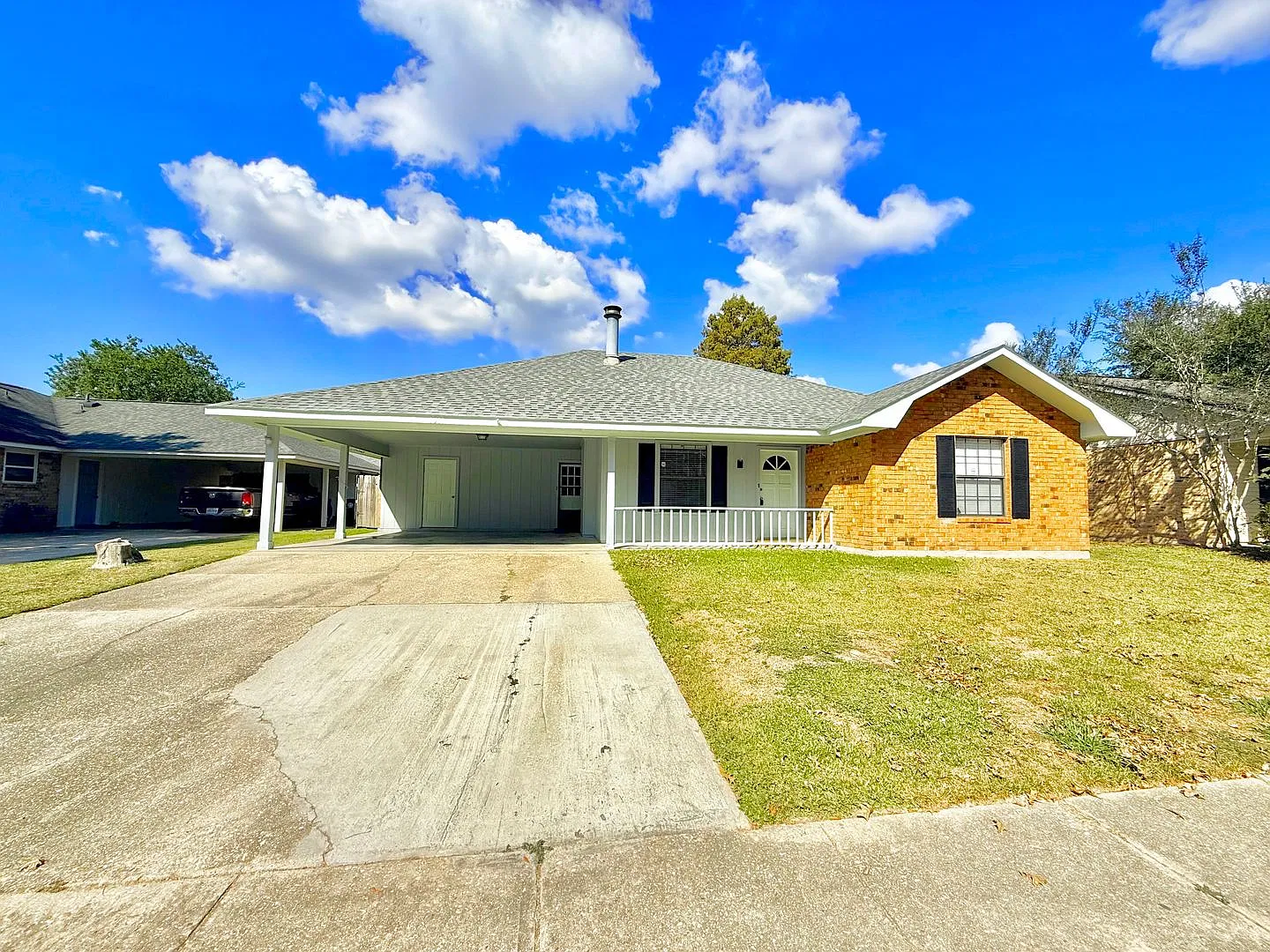 Welcoming 3-Bedroom Home with Fireplace and Covered Patio — Photo 2