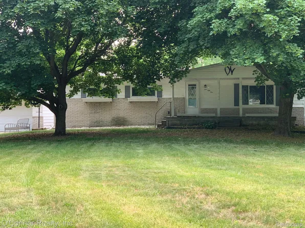 151 Wadhams Rd, Saint Clair, MI 48079
