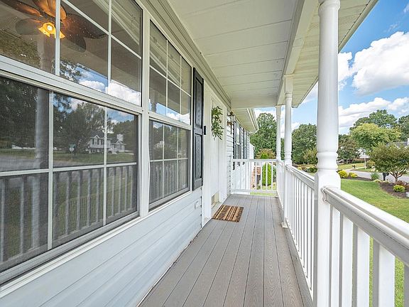 3rd image of 111 Willow Bend Dr