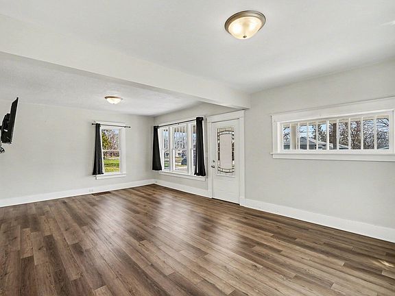 4th image of 909 S Franklin St