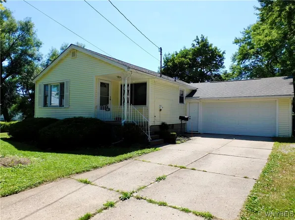 83 Sturm St, Lancaster, NY 14086