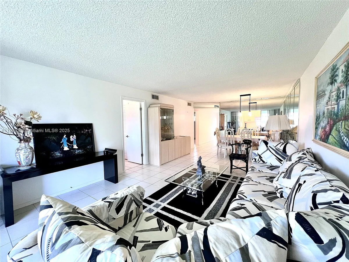 Building Photo - 671 S Hollybrook Dr #209