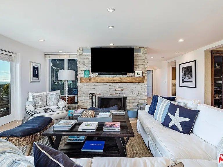 25129 Malibu Rd — Photo 10