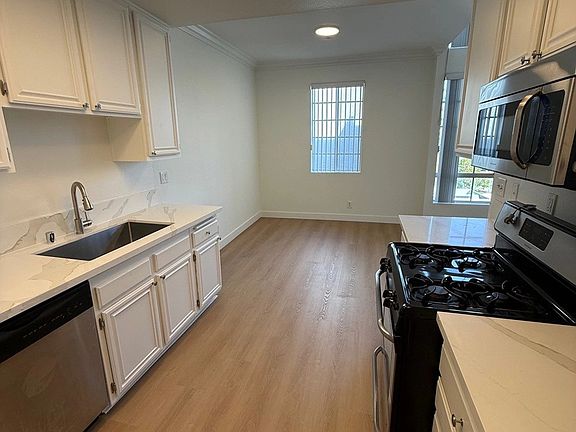 3rd image of 15507 Moorpark St APT 301