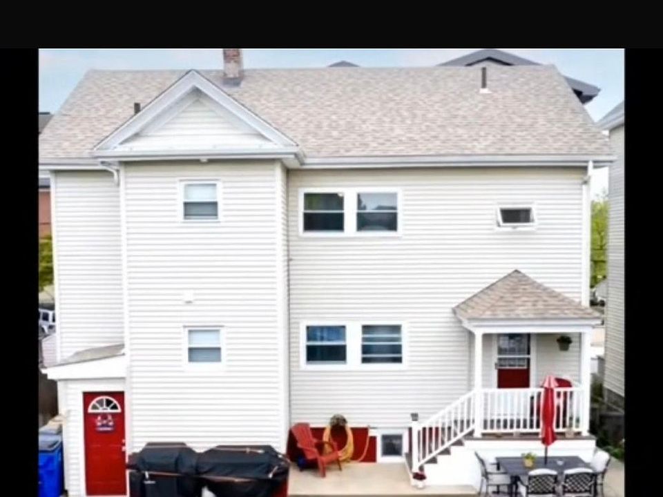 " Beautiful back yard suitable for family gatherings ".